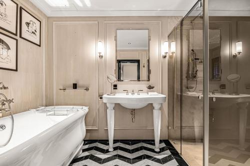 Cadogan Square Ultra-Luxe 4BR with Private Garden - image 7