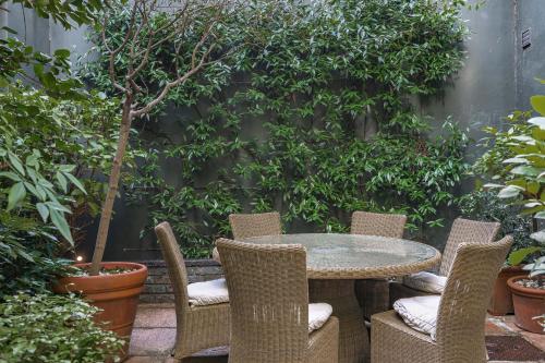 Cadogan Square Ultra-Luxe 4BR with Private Garden - image 9