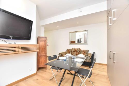 Rare Golden Triangle Amazing 1BR with Terrace Office - BAIL MOBILITE - image 8