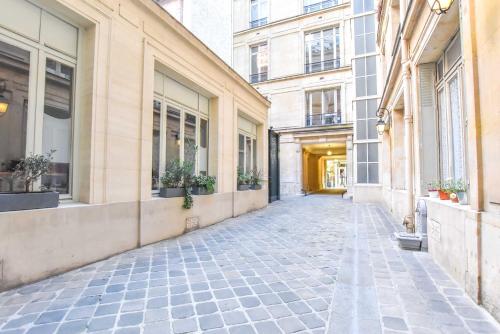Rare Golden Triangle Amazing 1BR with Terrace Office - BAIL MOBILITE - image 6