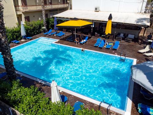 전망, Hotel Ena - Elegant Mountain View Stay with Pool in 로우트라 이파티스