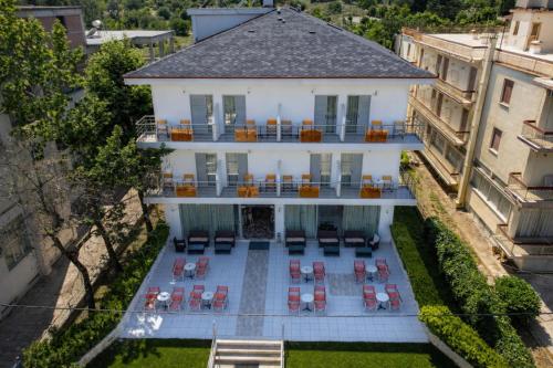 숙소 외관, Hotel Ena - Elegant Mountain View Stay with Pool in 로우트라 이파티스