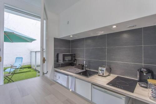 Modern Studio with Garden Central Location