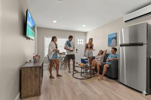 Steps to Beach Fully Renovated Sleeps 6 – khách sạn tại Biển Hampton