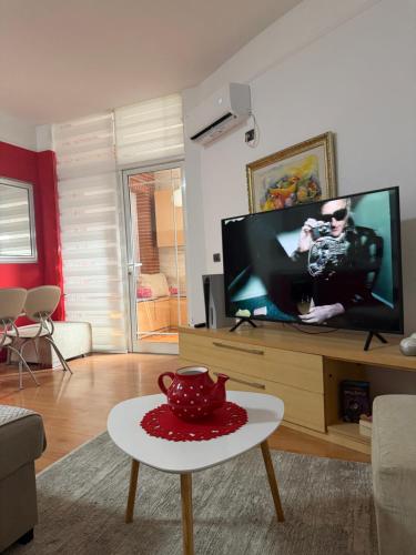 Gerald 1, Tirana