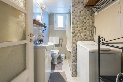 Stylish 1BR Retreat in Central Athens - image 9