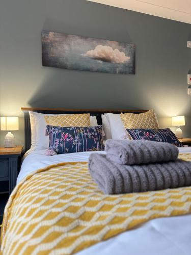 2 bedrooms, 5 beds