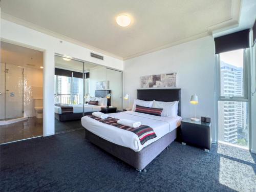 Level 12 Ocean-View Apartment with Balcony & Pool - image 2
