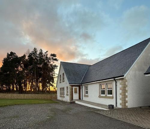 Gellyburn Cottage a Modern Farm Cottage with Countryside Views in Kinross