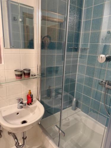 Fürdőszoba, City Apartment 3 #Netflix &Wlan &Kaffee Maschine & Zentral & 500m Innenhafen & 2 min U Bahn in Duisburg