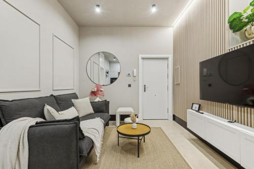 Elegant 2BR Apartment in Conde Duque - image 6