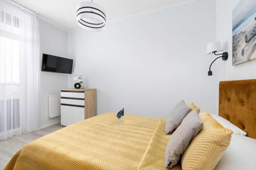 Ku Morzu Nadmorski Apartament w Pobliżu Plaży z Basenem i Parkingiem by Noclegi Renters - image 2