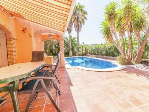 Úszómedence, Relaxing Villa Steps from Beach in Szent Pere Pescador