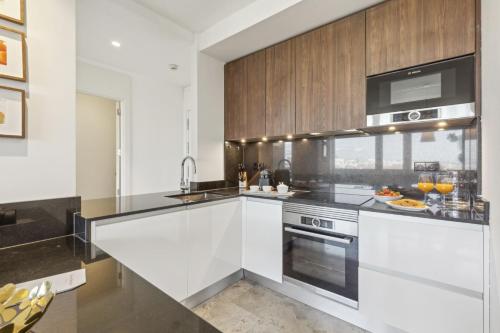 Modern 1-Bed Apartment with Panoramic Views - image 3