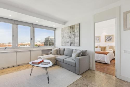 Modern 1-Bed Apartment with Panoramic Views - image 2