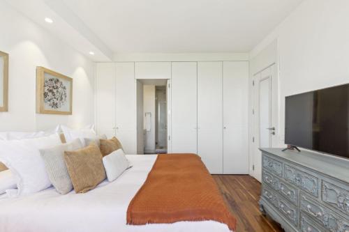 Modern 1-Bed Apartment with Panoramic Views - image 6