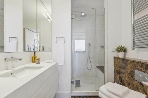 Modern 1-Bed Apartment with Panoramic Views - image 3
