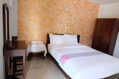 Guestroom, Benya Hotel in Nai Wiang