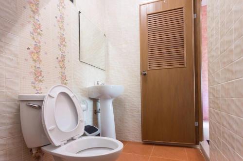 Bathroom, Benya Hotel in Nai Wiang