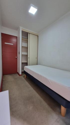 habitación amoblada cómoda e iluminada