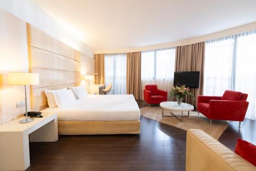 1 king bed, 1 sofa bed