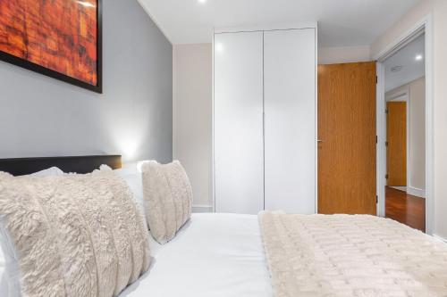 Two Bedroom Apartments in Limehouse - image 24