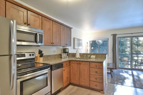 Wildwood Suites Bighorn Condo - Ski-in - Downtown Breck in Breckenridge, USA