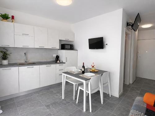 Modern Apartment near Sacro Cuore Hospital - Neɡrar