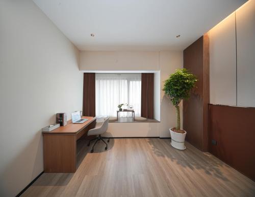 Leaf Hotel Qingdao Golden Sand Beach - image 3