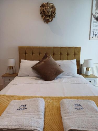 Bagshot PennyHill Camberley Ascot Luxury 2 Beds 1 Bath Sleeps 4 Pets OK Permit Parking – khách sạn tại Bagshot