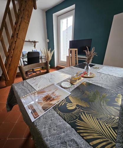 Koplietošanas atpūtas telpa ar TV, Maison dans village Tibétain - arrière pays nicois (Maison dans village Tibetain - arriere pays nicois) in Touet-sur-Var