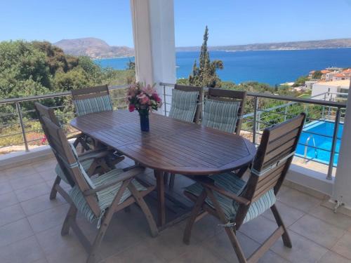 Lovely family villa with stunning sea views in Anogeia