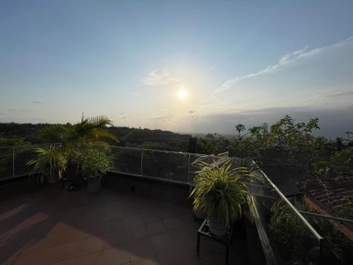 Балкон/терраса, Lush Garden Chalet in Амасаман