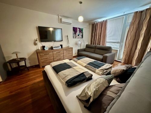 Unique main square apartment - AC - Balcony - Coffee Machine - Washer - Kitchen- Parking, Poprad