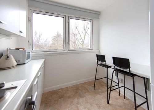 Fantastic 2 Bedroom Apartment - close to Emirates - image 14