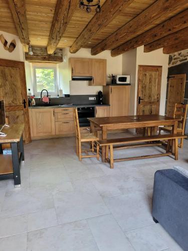 Maison charmante à Alleuze – 90 m² avec terrasse (Maison charmante a Alleuze – 90 m² avec terrasse) in 訥韋格利斯