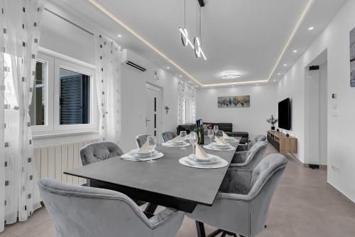 Villa Ante - Private Pool, Wellness & Gym in Sestanovac