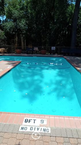Zwembad, Elegant 2Bed & 2 Bath Comfort in Vickery Meadow