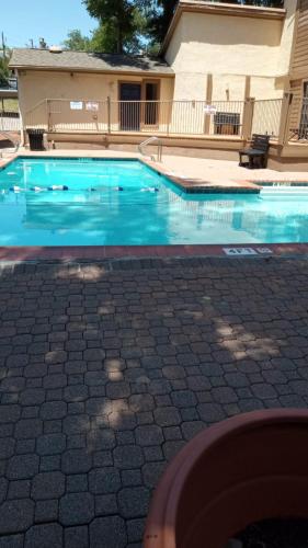 Zwembad, Elegant 2Bed & 2 Bath Comfort in Vickery Meadow