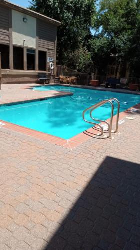 Zwembad, Elegant 2Bed & 2 Bath Comfort in Vickery Meadow