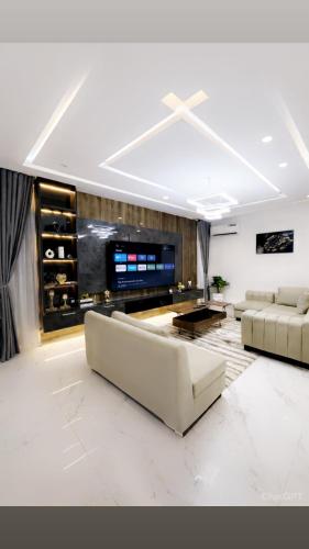 3Bedroom WiFi 247 Power in Lekki Smart Tv – khách sạn tại Lafia