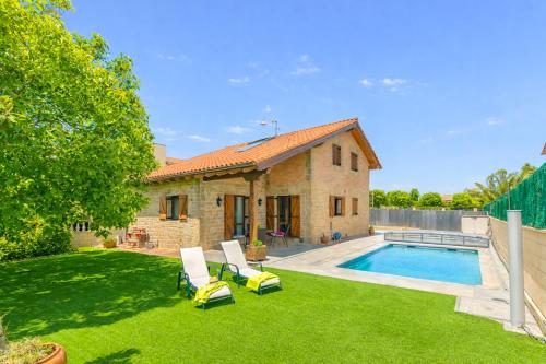 Gran casa de campo con piscina a 15 km de Pamplona in Muruzabal