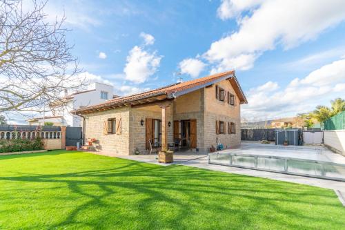 Gran casa de campo con piscina a 15 km de Pamplona in Muruzabal