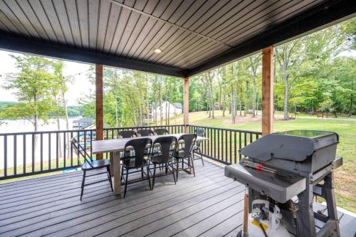 Hideaway Haven - Smith Mountain Lake Retreat Dock Kayaks and Fire Pit - main image