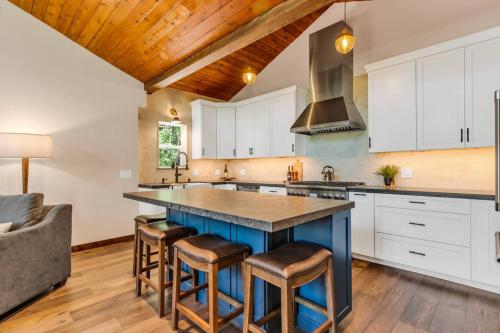Little Bridge Lodge - Storybook Stateline Oasis in Kingsbury (NV)