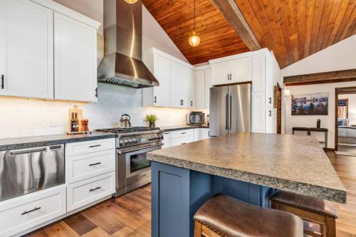 Little Bridge Lodge - Storybook Stateline Oasis in Kingsbury (NV)