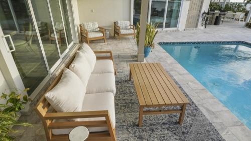 Villa Savona - A Luxurious Waterfront Wellness Retreat - image 3