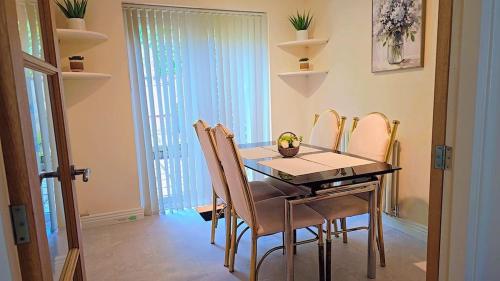 Facilities, Modern luxury 3-bedroom guesthouse in Wigan in Wigan