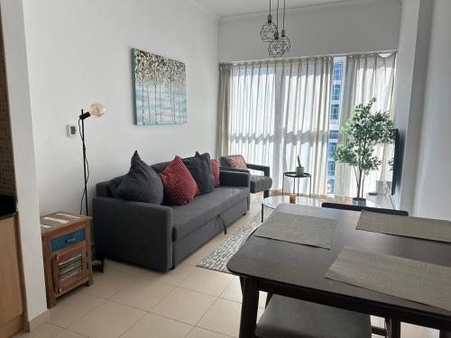 Urban Cozy 1BR apartment with Canal view - Free parking, Dubaj