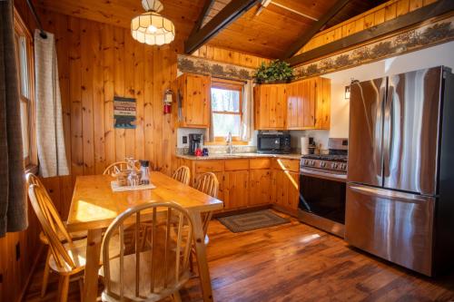 Toit ja joogid, Traditional Cabin - Family Headquarter - 2 Bed Cabin - Fast Wi-Fi CB09 in Babbitt